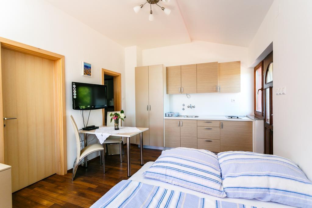 Apartments Josip Pinezići Rum bild