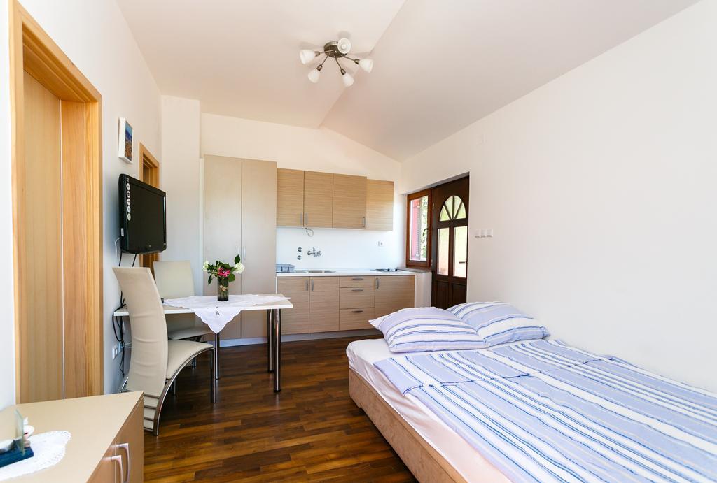 Apartments Josip Pinezići Rum bild
